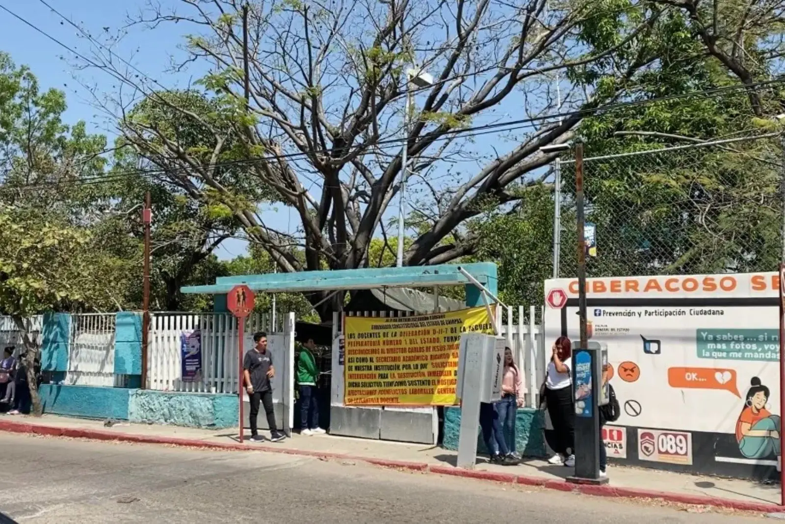 Padres de familia bloquean avenida en Tuxtla por presunto manejo irregular de recursos en Prepa 1