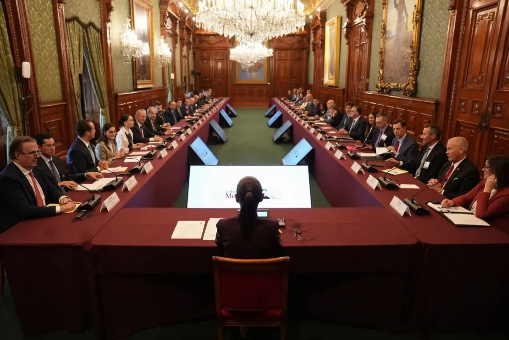Sheinbaum se reúne con Ronald Johnson y empresarios de EU; buscan fortalecer inversiones comercial