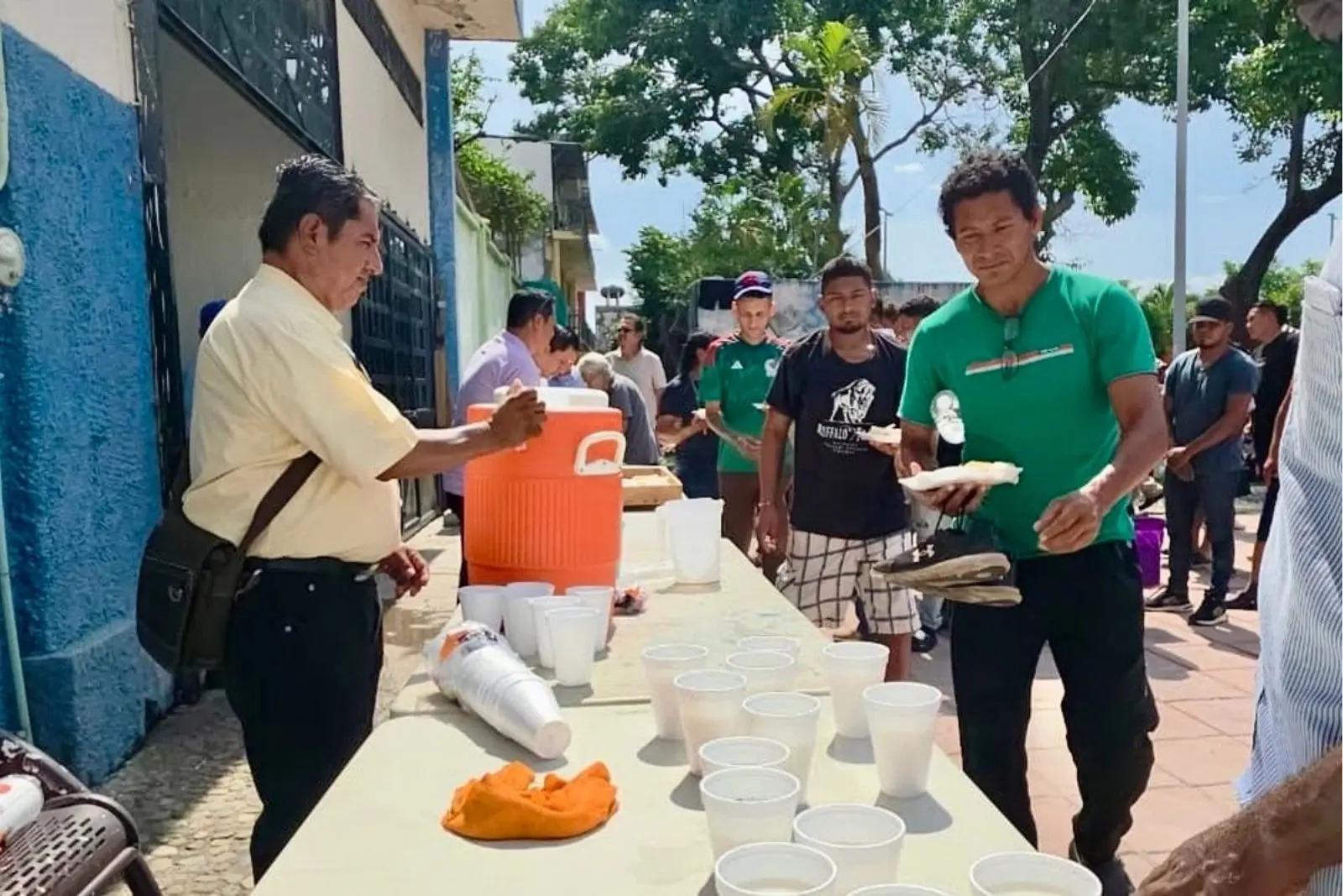 Iglesia evangélica de Tapachula reparte 400 raciones de comida a caravana "Sin Fronteras"