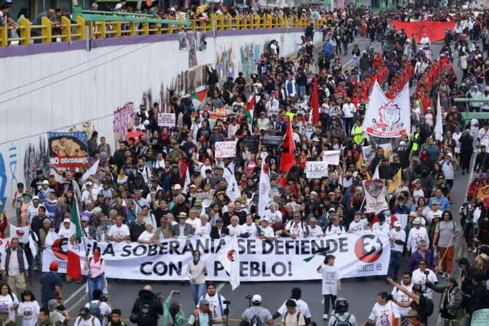 Marcha del 2 de octubre reúne a 8 mil personas en CDMX; reportan 18 lesionados y menor hospitalizado