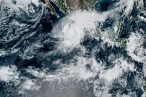 Tormenta tropical "Trudy" amenaza con intensificarse a huracán frente a costas de Chiapas