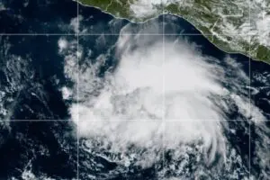 Huracán “Trudy” se debilita a categoría 1; mantiene activa alerta en costas de Jalisco
