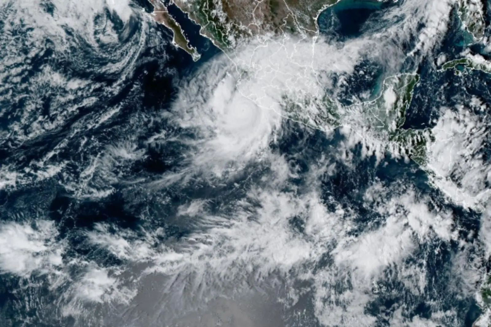 Tormenta tropical "Trudy" amenaza con intensificarse a huracán frente a costas de Chiapas