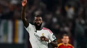 Antonio Rüdiger celebra el gol decisivo del Real Madrid en la victoria 4-3 frente a la AS Roma en la Liga de Campeones. Foto: realmadrid