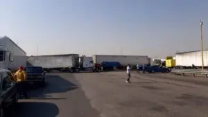Transportistas toman la caseta de Tepotzotlán en protesta por la detención de dos operadores en Teoloyucan.