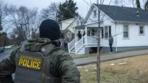 Agente de ICE durante un operativo migratorio en Estados Unidos.