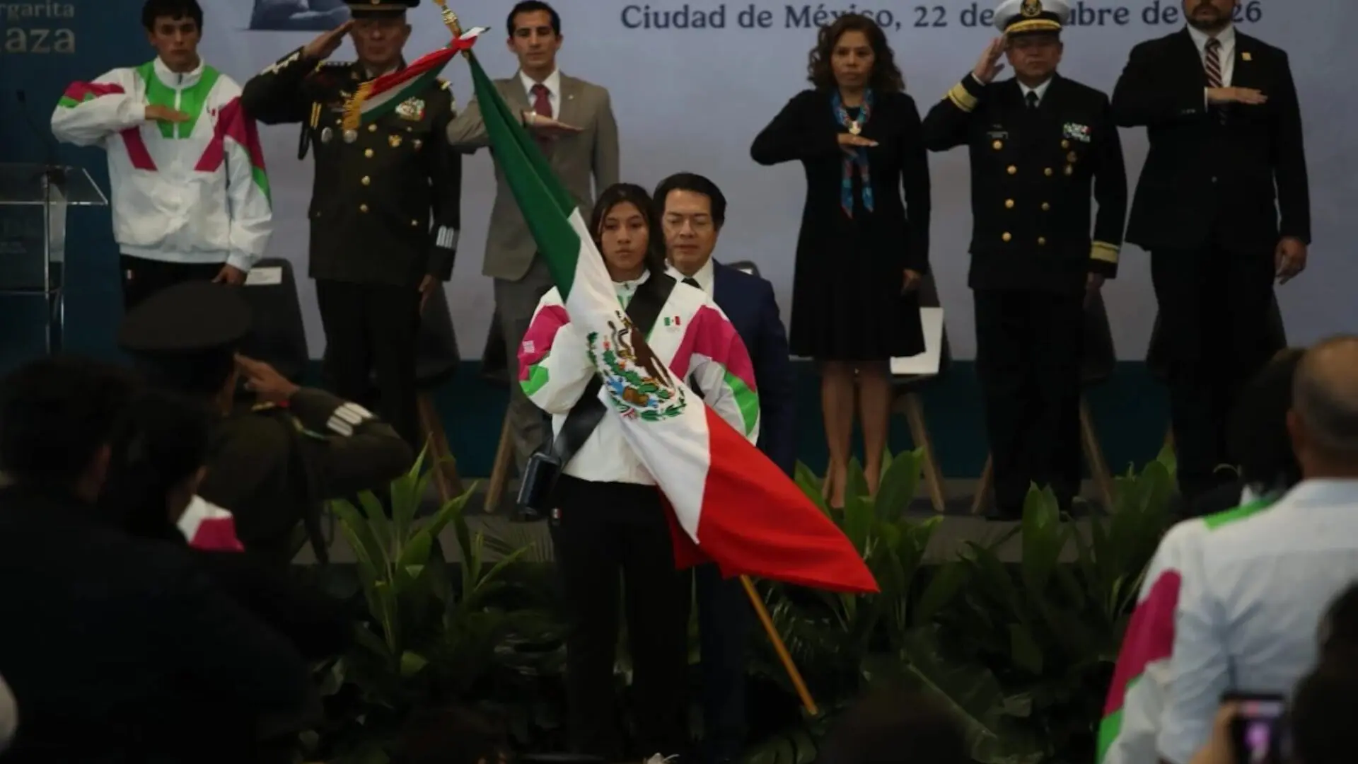 Rommel Pacheco y María José Alcalá durante el abanderamiento de la delegación mexicana para Dakar 2026.