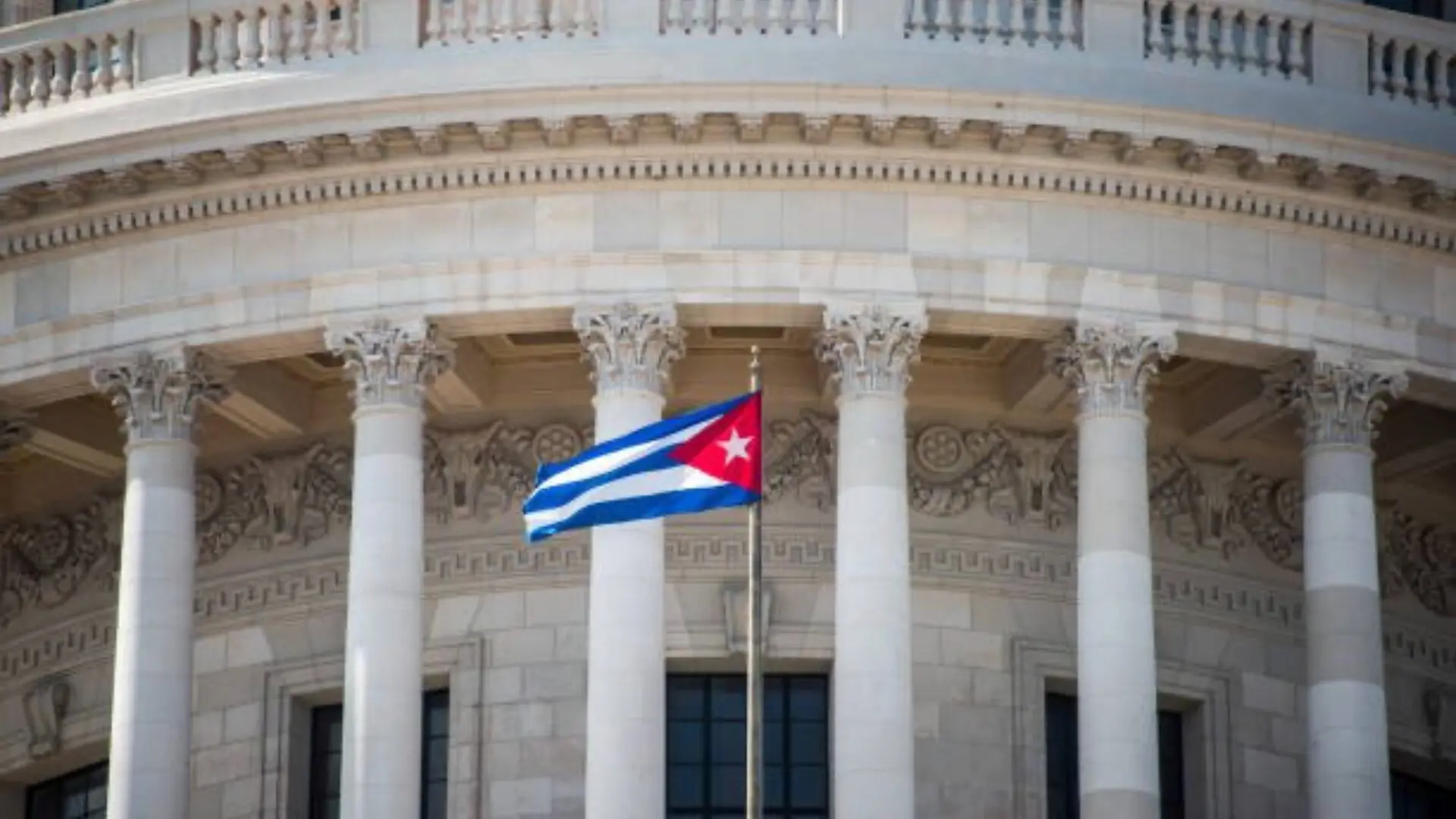 Edificio que alberga la representación diplomática de Cuba en Washington, con la bandera cubana ondeando en el exterior. Foto: @BrunoRguezP