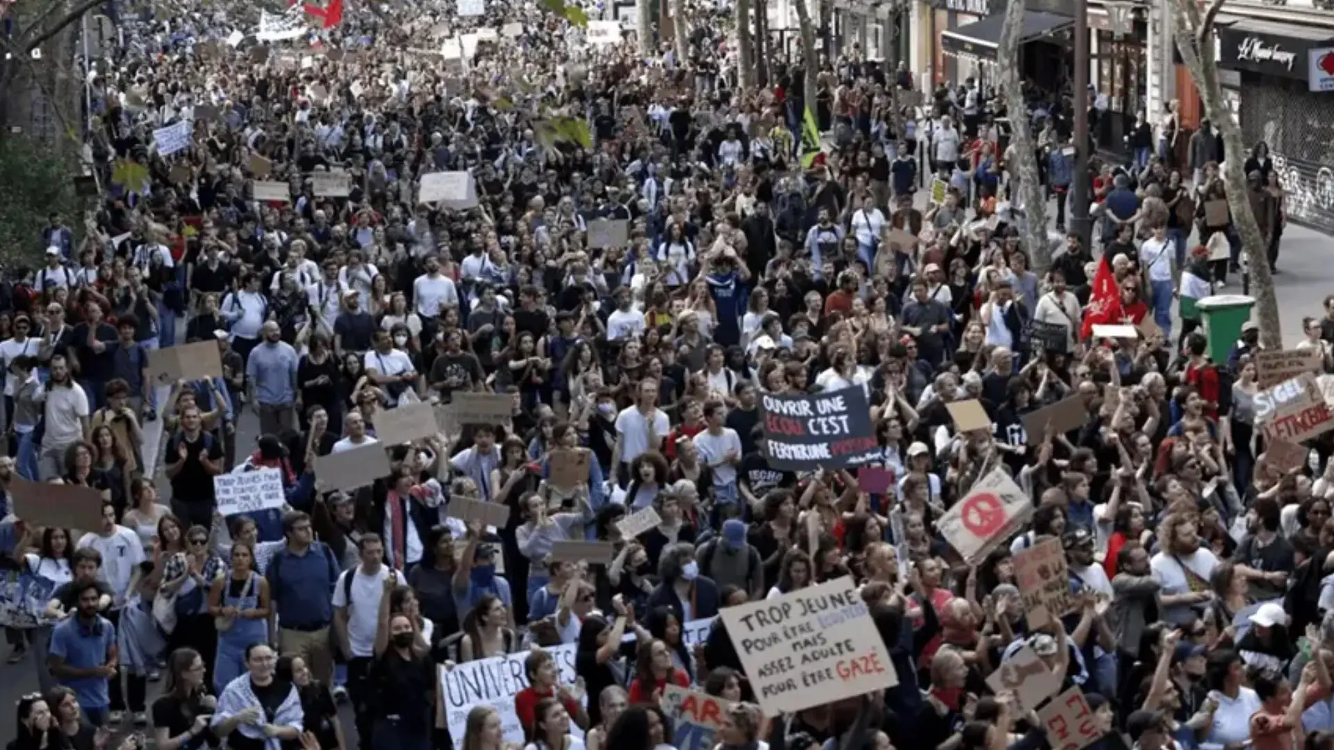 Protestas estudiantiles en Francia reúnen a cientos de miles de personas en 30 ciudades
