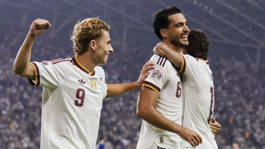 Mikel Merino celebra uno de sus goles durante la remontada de España ante Croacia