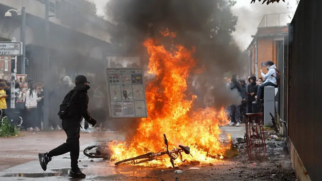 Enfrentamientos entre policías y estudiantes durante las protestas en París