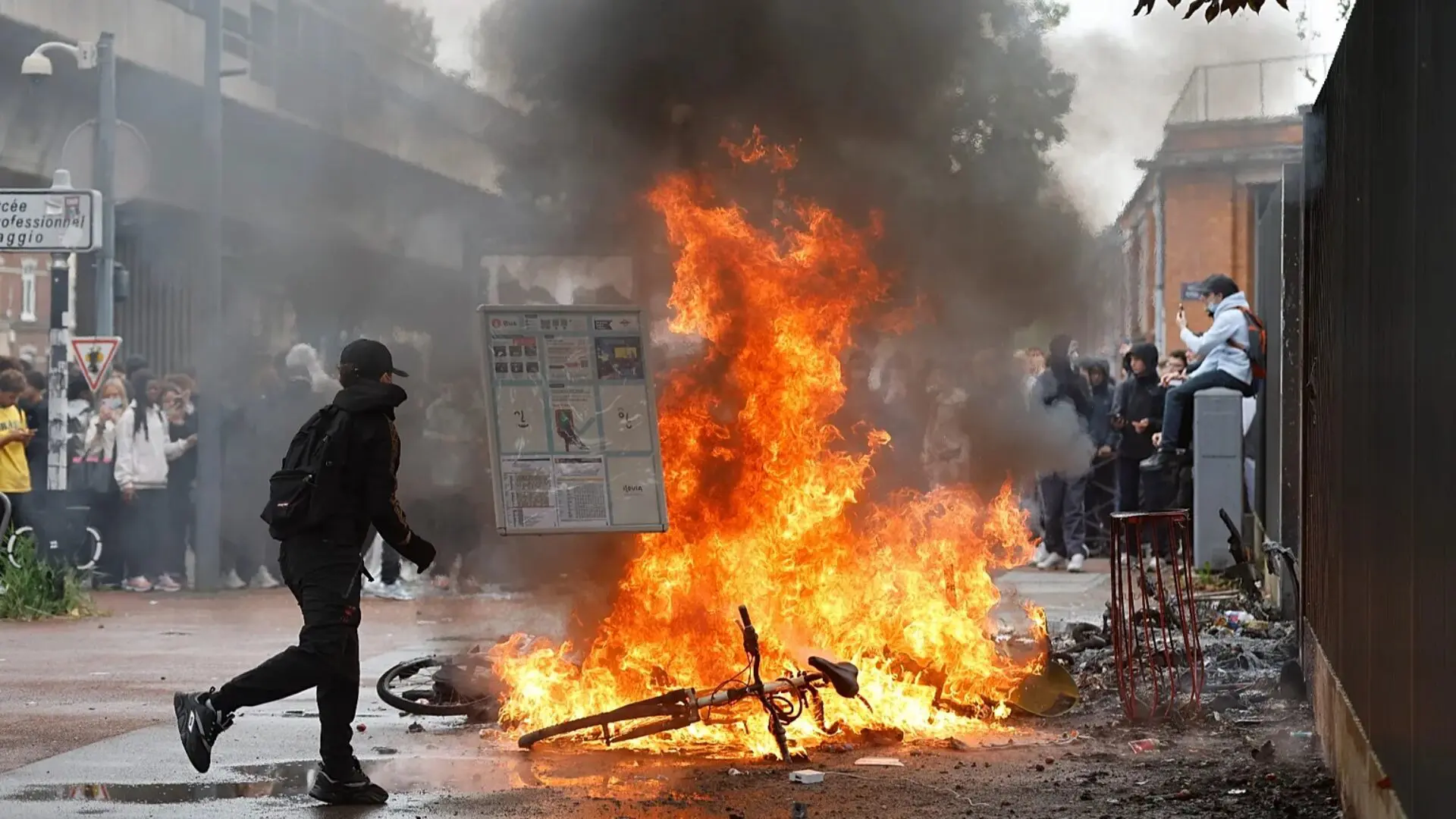 Enfrentamientos entre policías y estudiantes durante las protestas en París