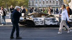 Francia registra miles de arrestos, comercios dañados y edificios incendiados tras protestas contra el encarecimiento de la vida.