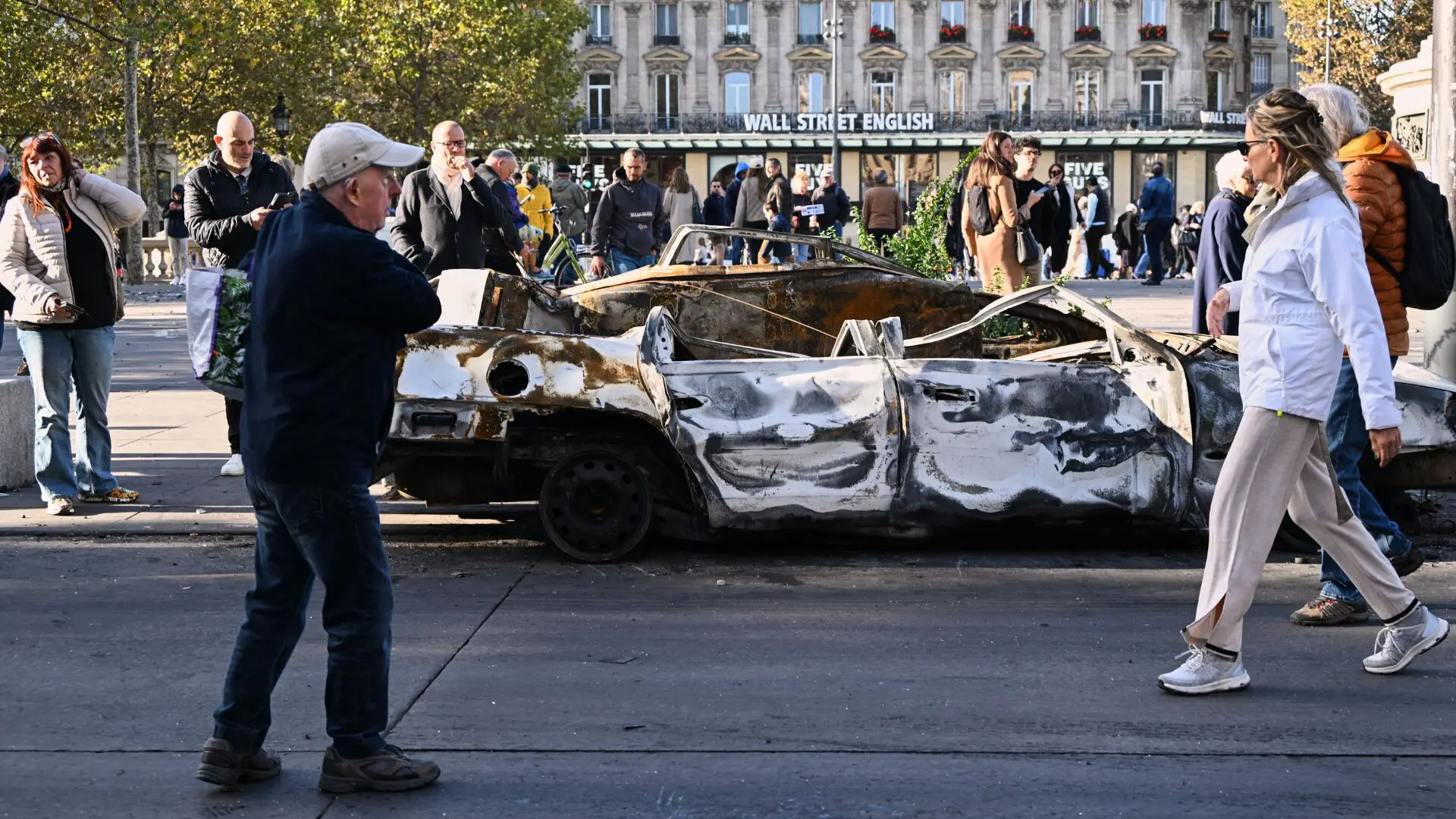 Francia registra miles de arrestos, comercios dañados y edificios incendiados tras protestas contra el encarecimiento de la vida.