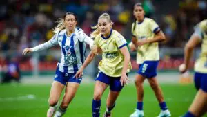 Irene Guerrero anota el primer gol del América Femenil ante Pachuca en el estadio Azteca.