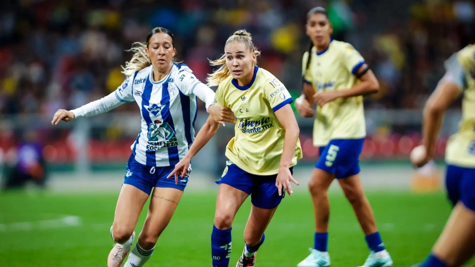 Irene Guerrero anota el primer gol del América Femenil ante Pachuca en el estadio Azteca.