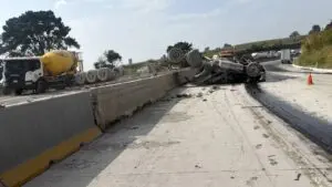Accidente de tráiler cargado de cemento en la autopista México-Puebla, a la altura de Ixtapaluca.