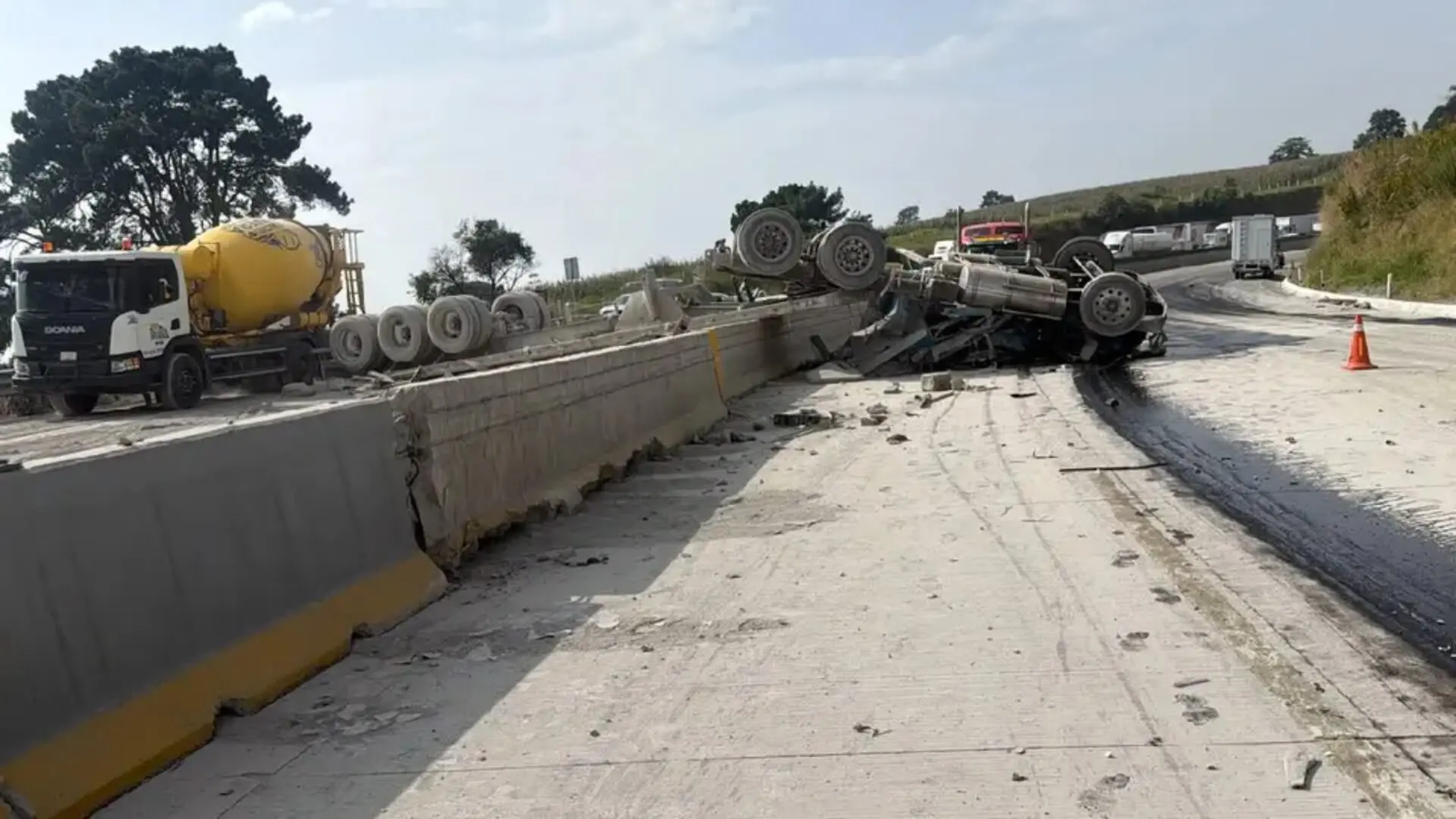 Accidente de tráiler cargado de cemento en la autopista México-Puebla, a la altura de Ixtapaluca.
