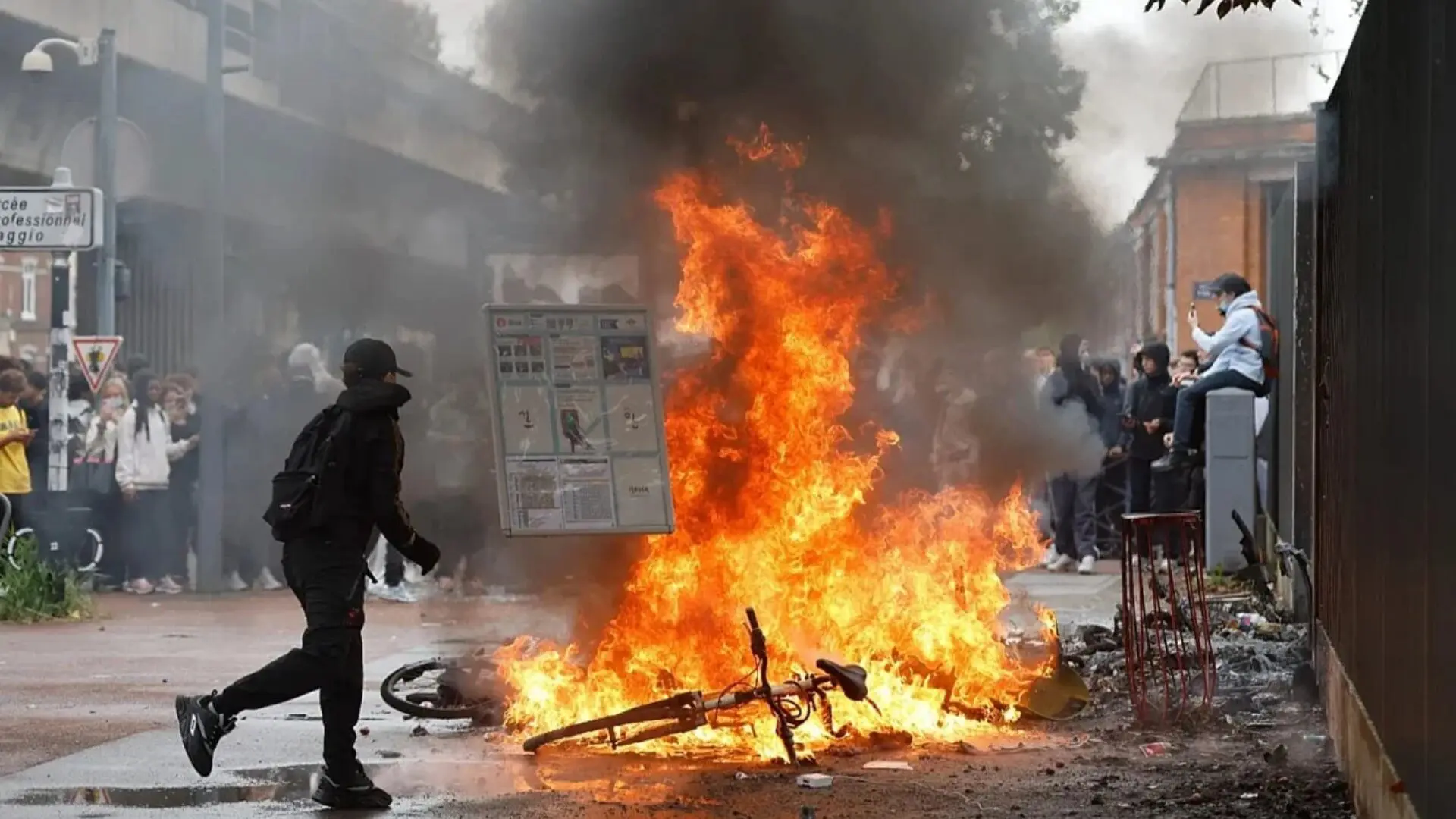 Francia desplegará militares para contener nuevas protestas