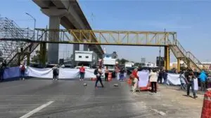 Colectivos de búsqueda mantienen cerrada la carretera México-Toluca para exigir avances en las investigaciones de personas desaparecidas.