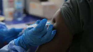 Personal sanitario con equipo de protección atiende la emergencia por ébola en un hospital de África.