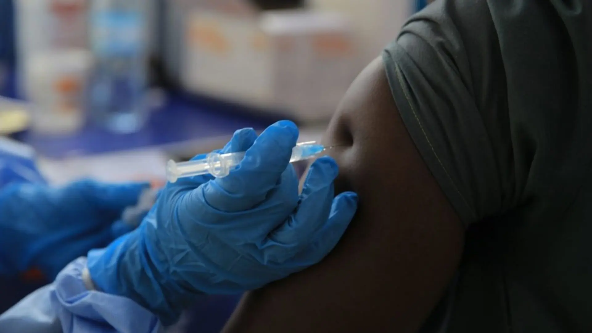 Personal sanitario con equipo de protección atiende la emergencia por ébola en un hospital de África.