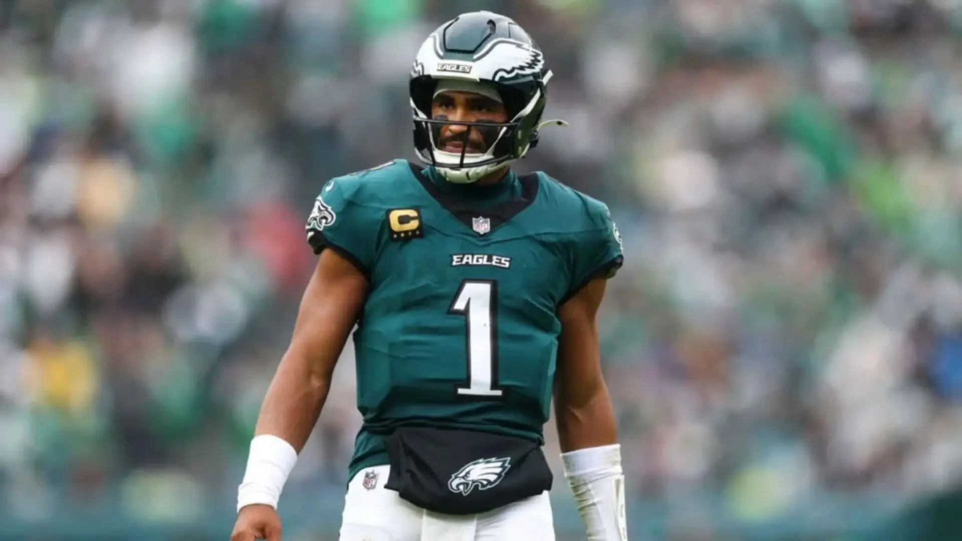 Jalen Hurts, mariscal de campo de las Águilas de Filadelfia, durante una actividad de la NFL.