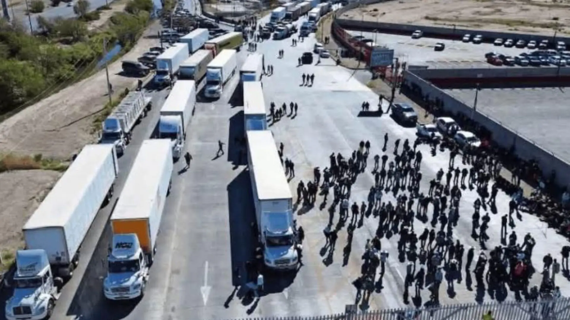Transportistas de carga participan en protestas en carreteras de México para exigir seguridad y denunciar extorsiones.