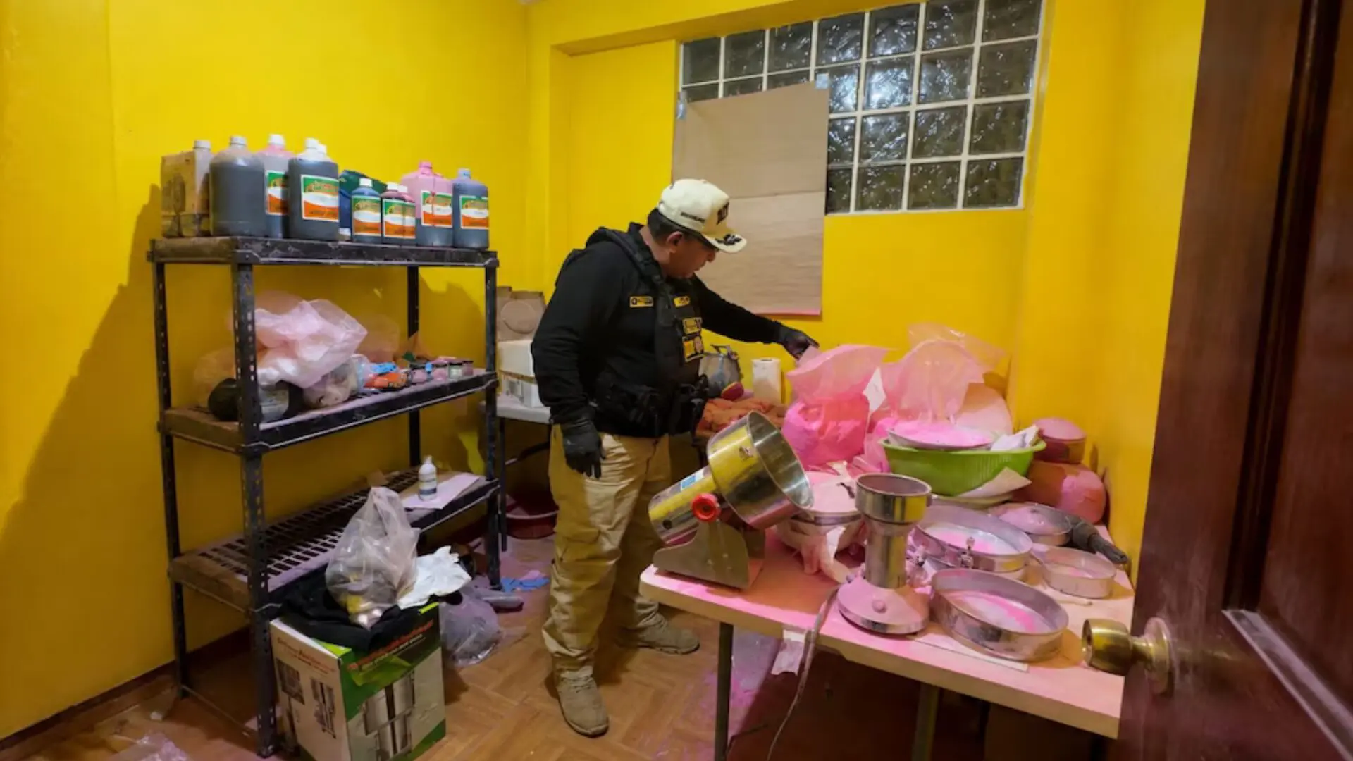 Operativo antidrogas en Lima permitió la incautación de drogas sintéticas y equipos industriales. Créditos Foto: Mininter.