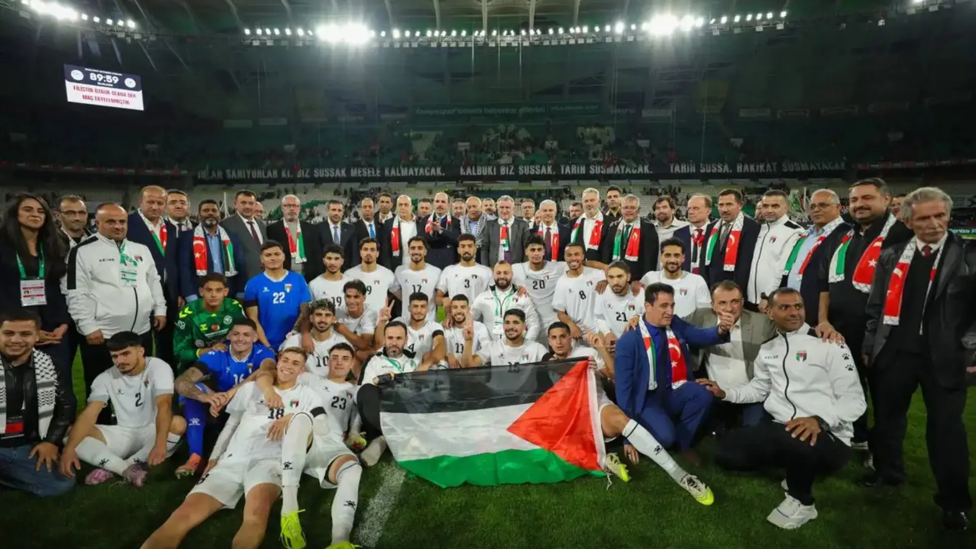 Hinchas del Konyaspor despliegan mosaicos y lanzan peluches en apoyo a Palestina. Foto X: @konyaspor