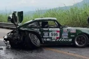Vuelca Porsche número 595 durante la La Carrera Panamericana en Chiapas