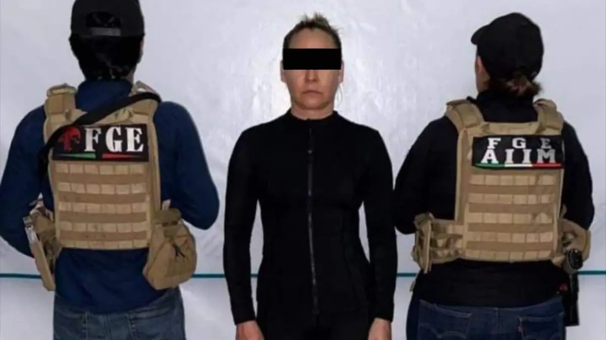 Mujer detenida por extorsión en Chiapas custodiada por agentes de la Fiscalí
