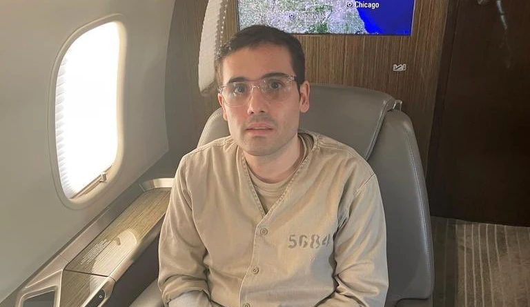 Ovidio Guzmán extraditado rumbo a Chicago, sentado en avión con uniforme de prisión