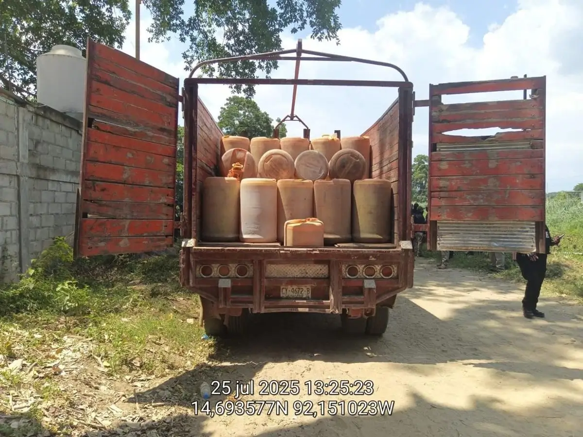 Camión con bidones de diésel asegurado durante operativo contra huachicol en Suchiate, Chiapas.