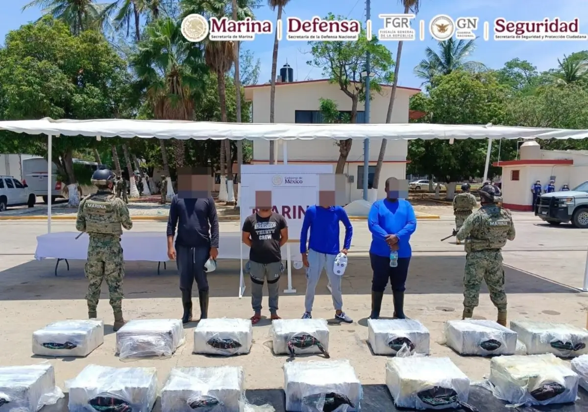 Suspects and seized packages under naval guard