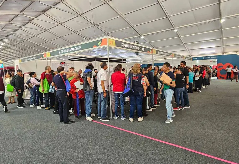 Ciudadanos hacen fila en módulo del Renapo para trámites de CURP biométrica