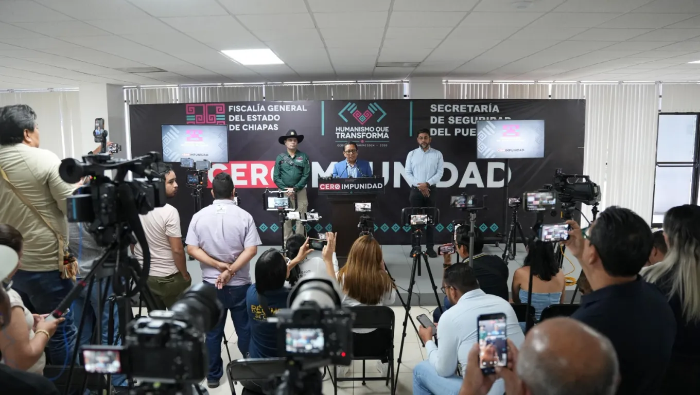 Conferencia de prensa en Chiapas sobre persecución de líderes criminales de El MAIZ con apoyo de Interpol.