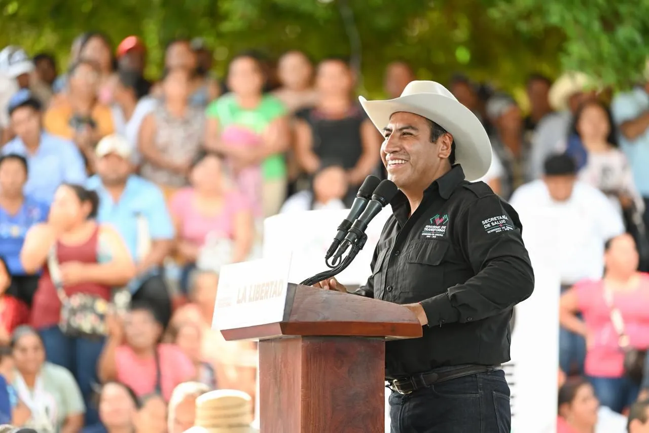 Eduardo Ramírez durante entrega de apoyos agrícolas en La Libertad