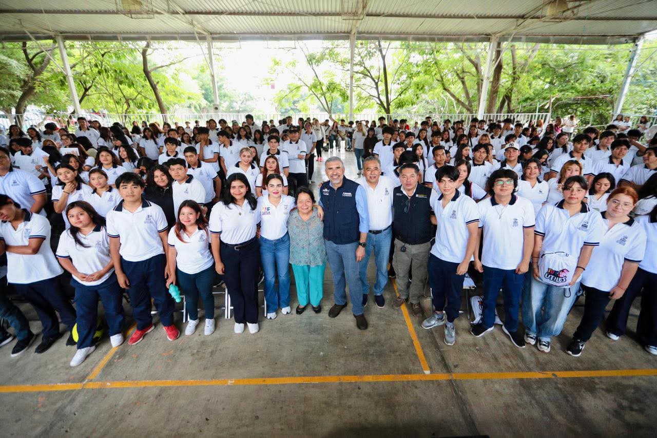 Entrega de Tux-Útiles en Tuxtla Gutiérrez