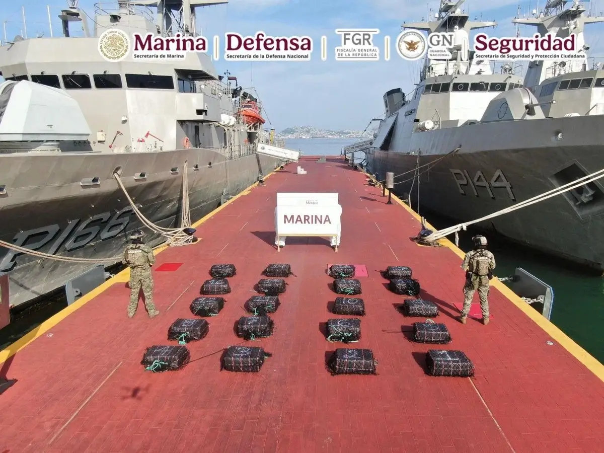 Militares resguardan paquetes de droga decomisada por Semar