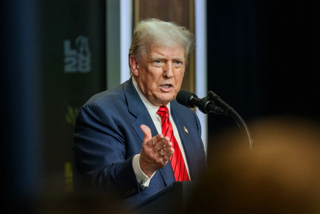 Donald Trump firma orden para excluir a migrantes del nuevo censo