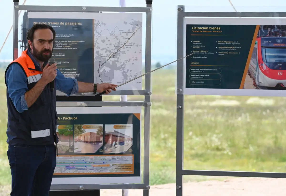 Andrés Lajous Loaeza hablando sobre fachadas de ladrillo y espacios abiertos iluminados naturalmente en estaciones del Tren CDMX-Pachuca