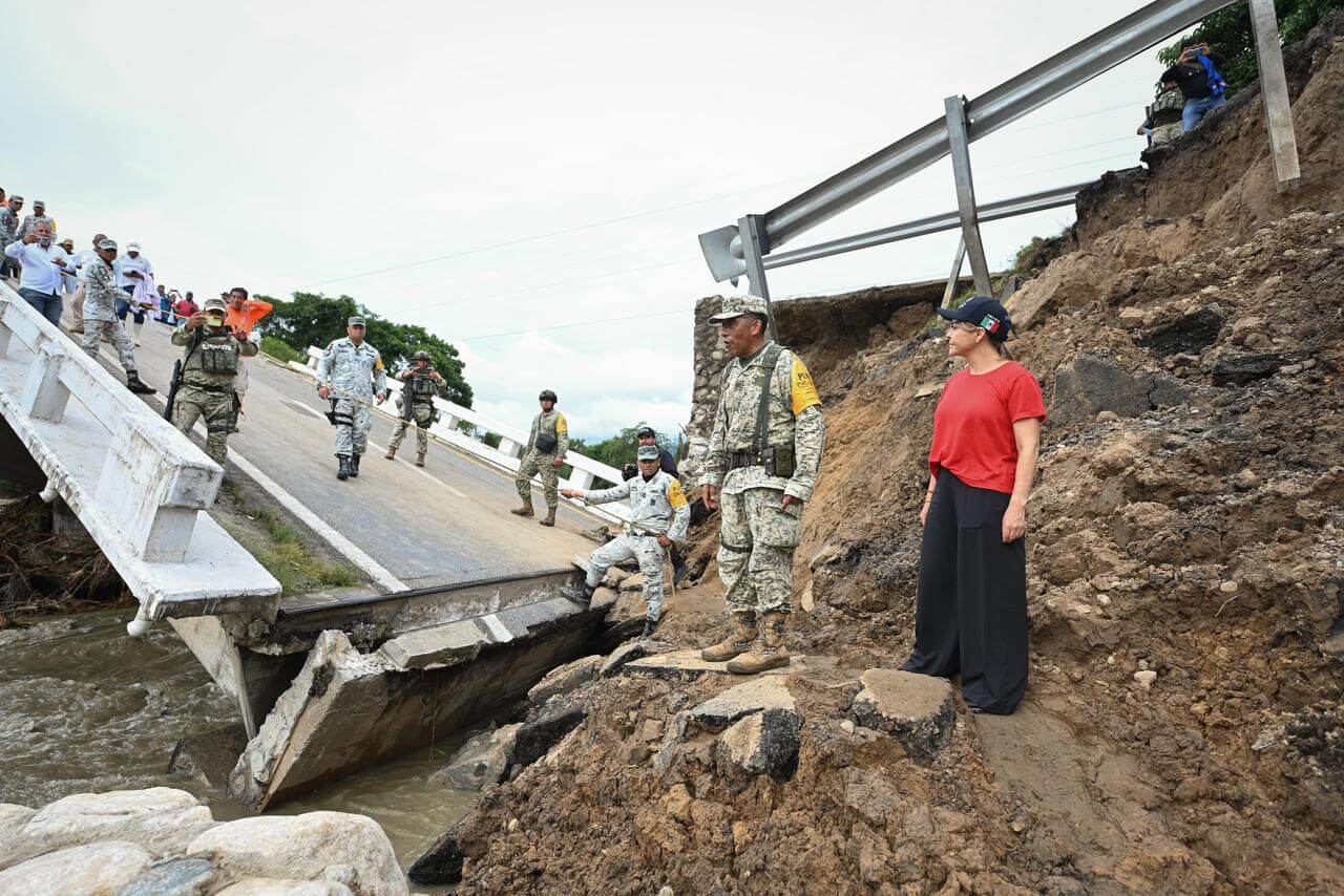 Recuperan carretera afectada por lluvias en Chiapas.
