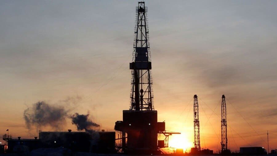 Precios del petróleo suben tras ataques contra buques en el estrecho de Ormuz