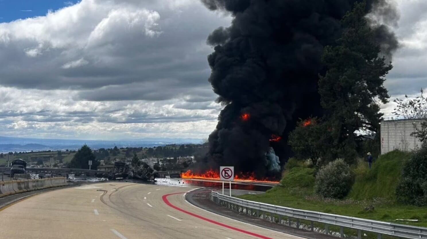 Pipa con diésel se incendia en la autopista México-Puebla | Jonathan ...
