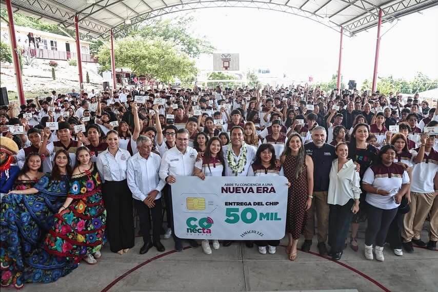 Large crowd at community card distribution