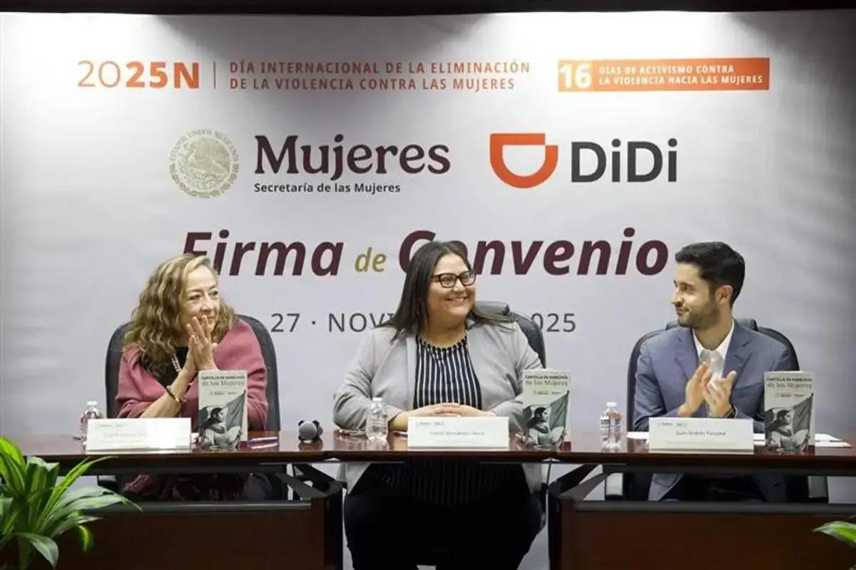 Mujer utilizando la aplicación de Didi durante una actividad institucional sobre movilidad con perspectiva de género