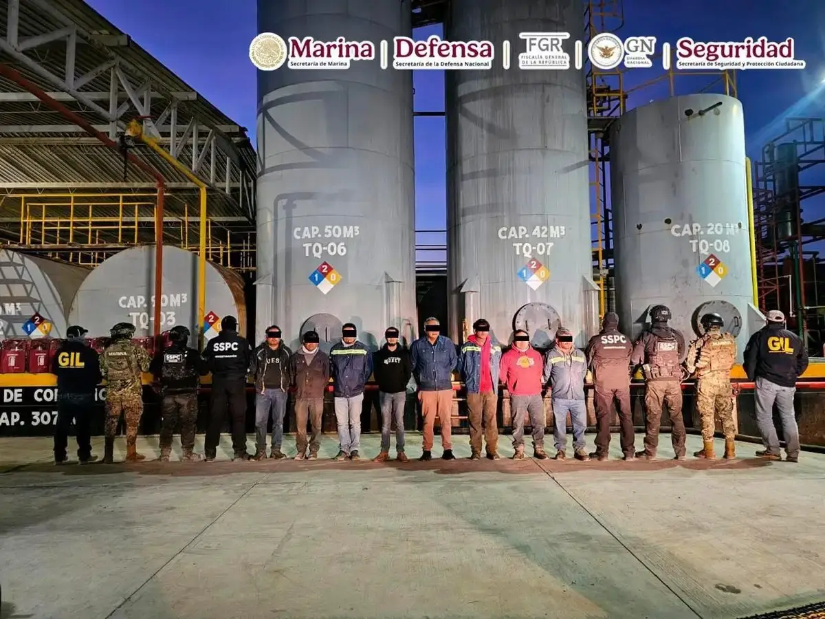 Desmantelan red de venta ilegal de combustible en Veracruz; ocho detenidos