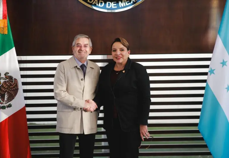 Llegada de Xiomara Castro al AICM para reunión con Claudia Sheinbaum