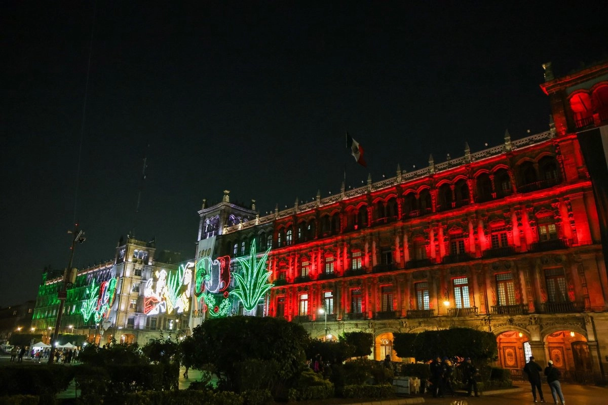 Alumbrado en honor a mujeres revolucionarias en el Zócalo
